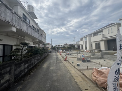 【前面道路含む現地写真】 | 読谷村上地（全3棟）A号棟 | ※南側公道4m♪