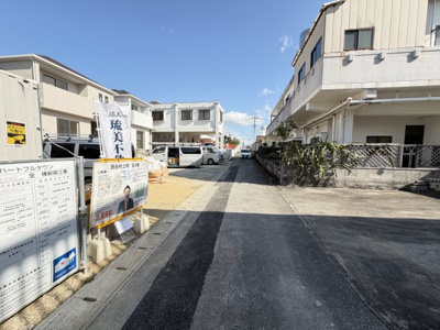 【前面道路含む現地写真】 | 読谷村上地（全3棟）A号棟 | ※南側公道4m♪