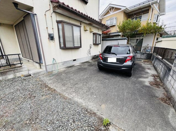 南アルプス市百々の中古一戸建の駐車場