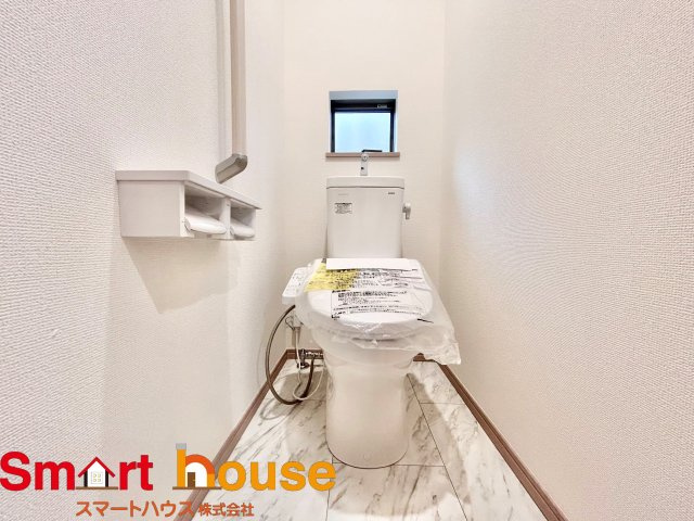 【トイレ】 | 座間市立野台新築1棟 | 節水型でエコなトイレには、今では当たり前のウォシュレット付き。便座を温める機能もついていて、居心地良くてトイレから出られなくなるかも！換気用に換気扇はもちろん、窓も着いているので常に快適ですね♪