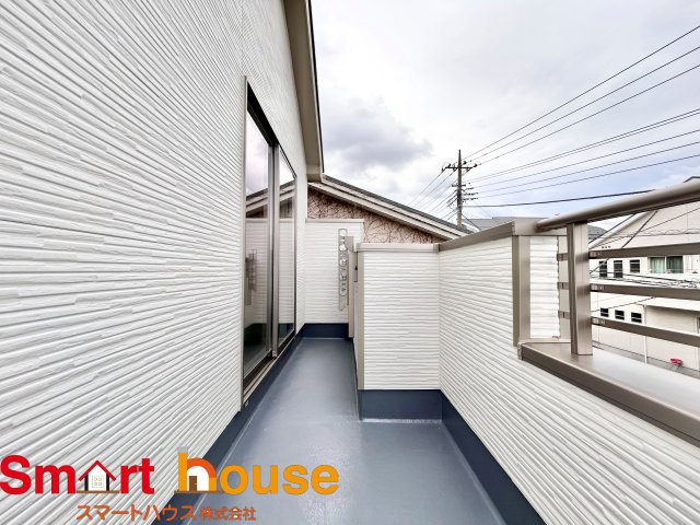 【バルコニー】 | 座間市立野台新築1棟 | 開放的なバルコニーは見晴らしもよく、太陽の温かな温もりをめいっぱい受け止めてくれます。太陽の光と爽やかな風を受けたお洗濯物はあっという間に乾き、取りこむ時には太陽の匂いを感じられそうですね。