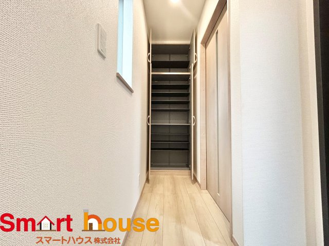 【玄関】 | 座間市立野台新築1棟 | 大型のシューズボックスがあるだけで靴を収集している方も大家族でも安心！
置きっぱなしの靴を収納できるので玄関がスッキリ！