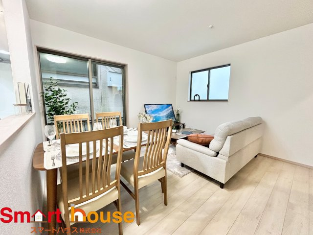 【居間・リビング】 | 座間市立野台新築1棟 | 大切なご家族が集まるからこそＬＤＫはこだわりたい！休日はおひさまの光をたっぷりと取りこめるリビングでゆったりと過ごしませんか？子供たちが元気に笑いながら走り回っても十分な広さの空間です。