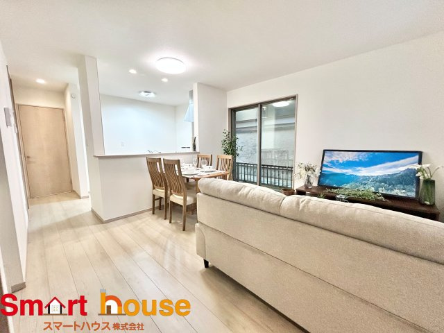 【居間・リビング】 | 座間市立野台新築1棟 | オープンでのびやかな空間を生み出す、こだわりの広がりとゆとり。家族と過ごす時間を大切にしたい方にぴったりの明るくゆとりある住空間です。