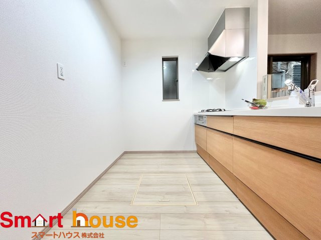 【キッチン】 | 座間市立野台新築1棟 | 幅広いキッチンに冷蔵庫、カップボードなどを設置しても楽々と料理できます！
スペースにゆとりがあると気持ちもいいですね♪