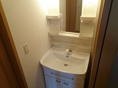 【洗面所】 | シャルパンティエⅡ | 明るい洗面所です