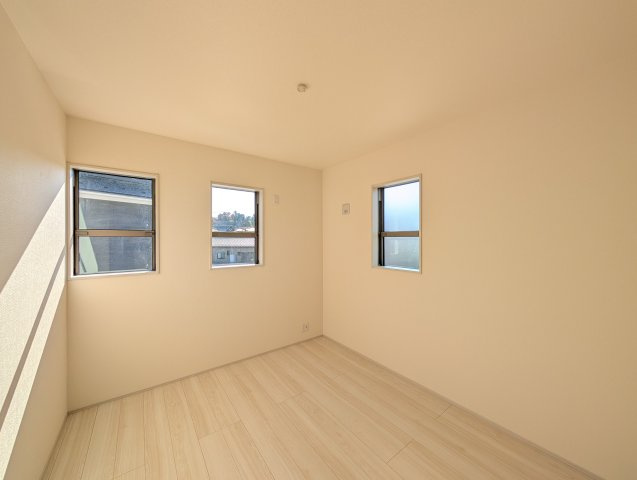 【洋室】 | リーブルガーデン.S高崎市第5寺尾町ー① | 季節の家具や服を収納できる納戸スペース付き！