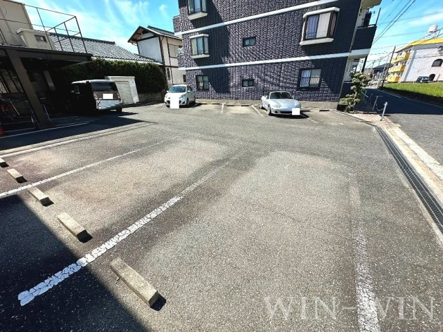 ラフィーネ草間の駐車場