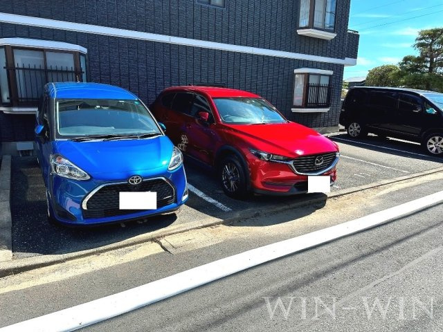 ラフィーネ草間の駐車場