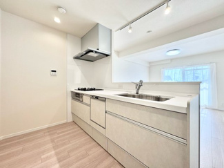 【キッチン】 | ユニライフ宇治木幡 | システムキッチンは新調しています。対面式キッチンで家族とコミュニケーションを取りながら家事ができます