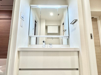 【洗面所】 | ユニライフ宇治木幡 | 洗面化粧台は新調しています。シャワー付き洗面台でお出かけの準備や水回りのお掃除にも便利です。