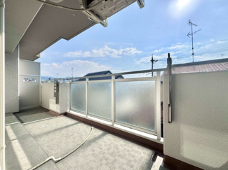 【バルコニー】 | ユニライフ宇治木幡 | 南向きのワイドバルコニーで日当たり・風通し良好です。洗濯物が早く乾きそうですね。