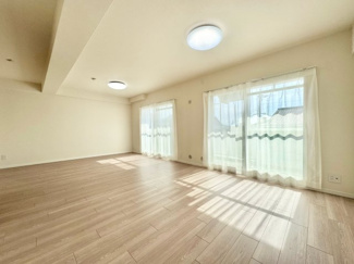 【居間・リビング】 | ユニライフ宇治木幡 | 19.4帖のゆったりとしたLDKです。南向きのバルコニーに面し、日当たり良好で温かい光が差し込みます