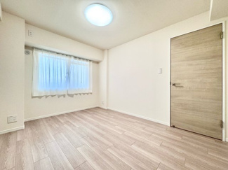 【洋室】 | ユニライフ宇治木幡 | 【洋室5.9帖】各居室収納付きでお部屋を広くお使いいただけます。