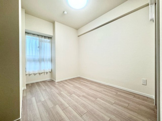 【洋室】 | ユニライフ宇治木幡 | 【洋室4.2帖】ドラッグストア徒歩1分、スーパー徒歩3分、コンビニ徒歩5分と毎日のお買物も助かります