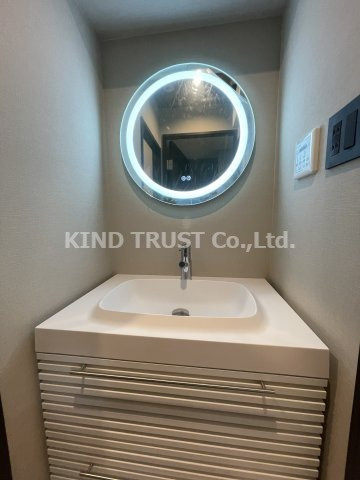 ブエナビスタ西天満の洗面所|明るい洗面所です