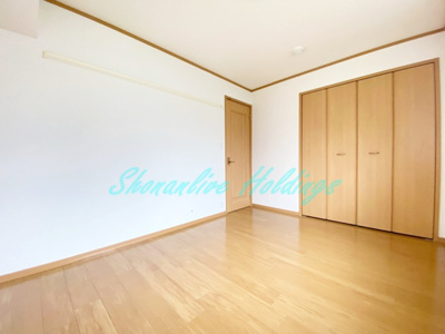 【寝室】 | マリソル佐島 | 落ち着いた色合いのフローリングタイプ♪