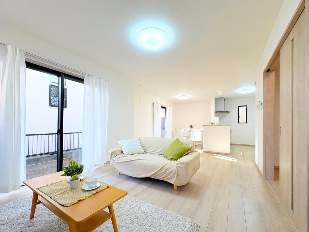 【Heartfull Town】小平市小川東町2602番の居間・リビング|南向きのリビングルーム。陽光が差し込みやすく、明るく暖かな空間を創り出してくれます。