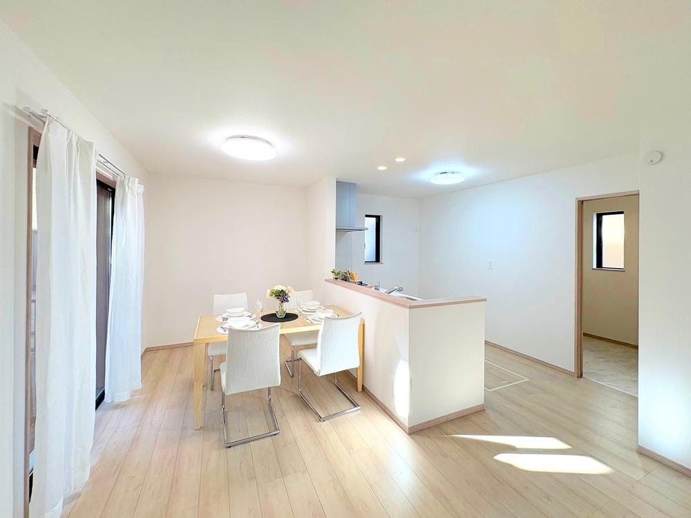 【Heartfull Town】小平市小川東町2602番の居間・リビング|水回りが集約されて家事効率を考えられた間取り設計。