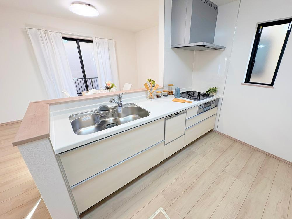 【Heartfull Town】小平市小川東町2602番のキッチン|開放感あるカフェスタイルのおしゃれなフルオープンキッチン採用！リビング全体が見渡せられるので、子供の様子を見ながら、家族との会話を楽しみながら料理ができます！