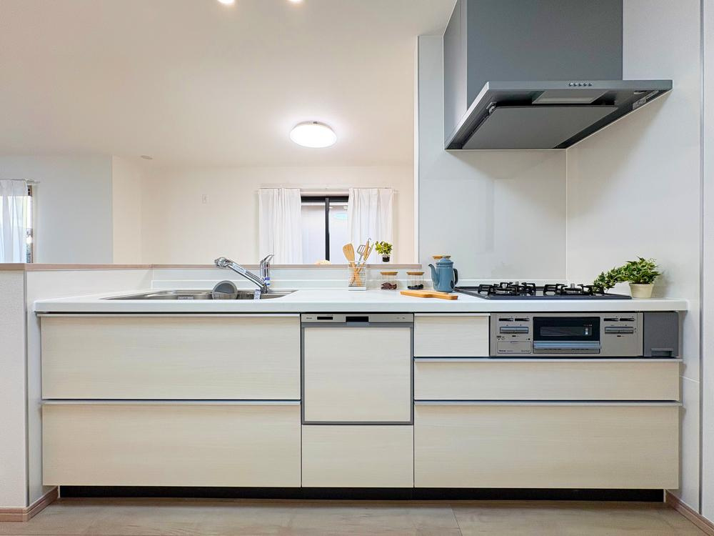 【Heartfull Town】小平市小川東町2602番のキッチン|あると便利な食洗器搭載キッチン。手洗いの時間や労力を大幅に削減でき、家事の効率化が図れ、空いた時間に他の作業やのんびり家族との時間が増えます。