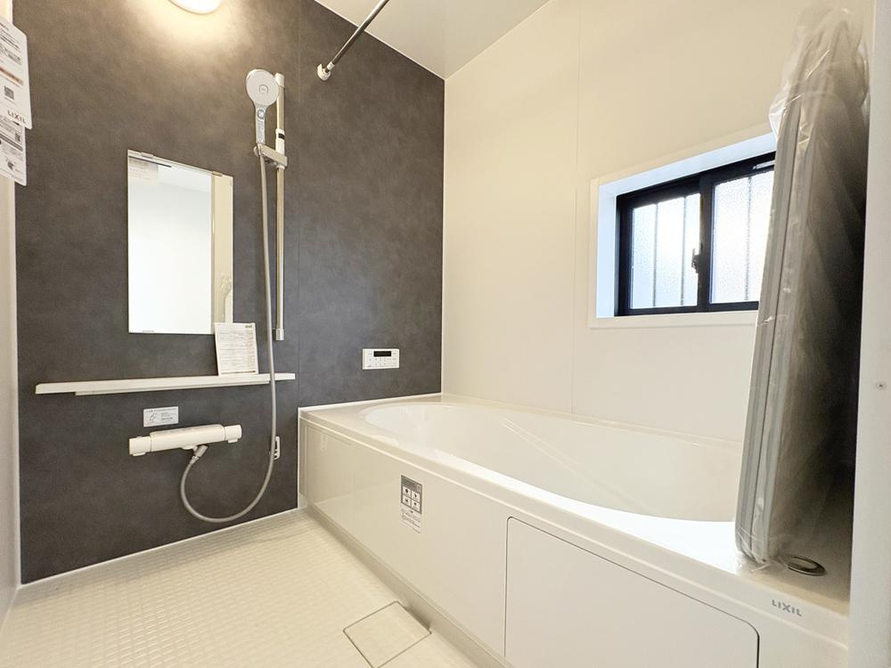 【Heartfull Town】小平市小川東町2602番の浴室|1坪タイプのバスルーム。足を伸ばしてゆったりと浸かれるのはもちろん、洗い場も広さがあるので立ったりしゃがんだりする動作もスムーズに行えます。