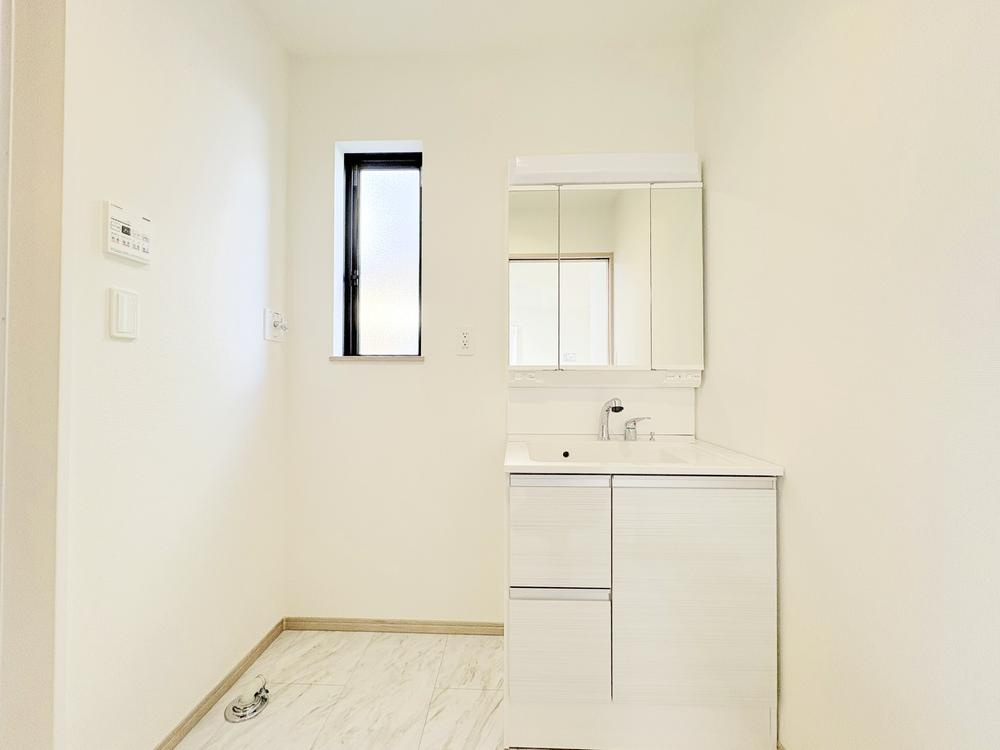 【Heartfull Town】小平市小川東町2602番の洗面所|機能美とデザイン性を両立させた3面鏡付の洗面化粧台。視覚的に広がり感を持たせるだけでなく、機能的にも優れています。