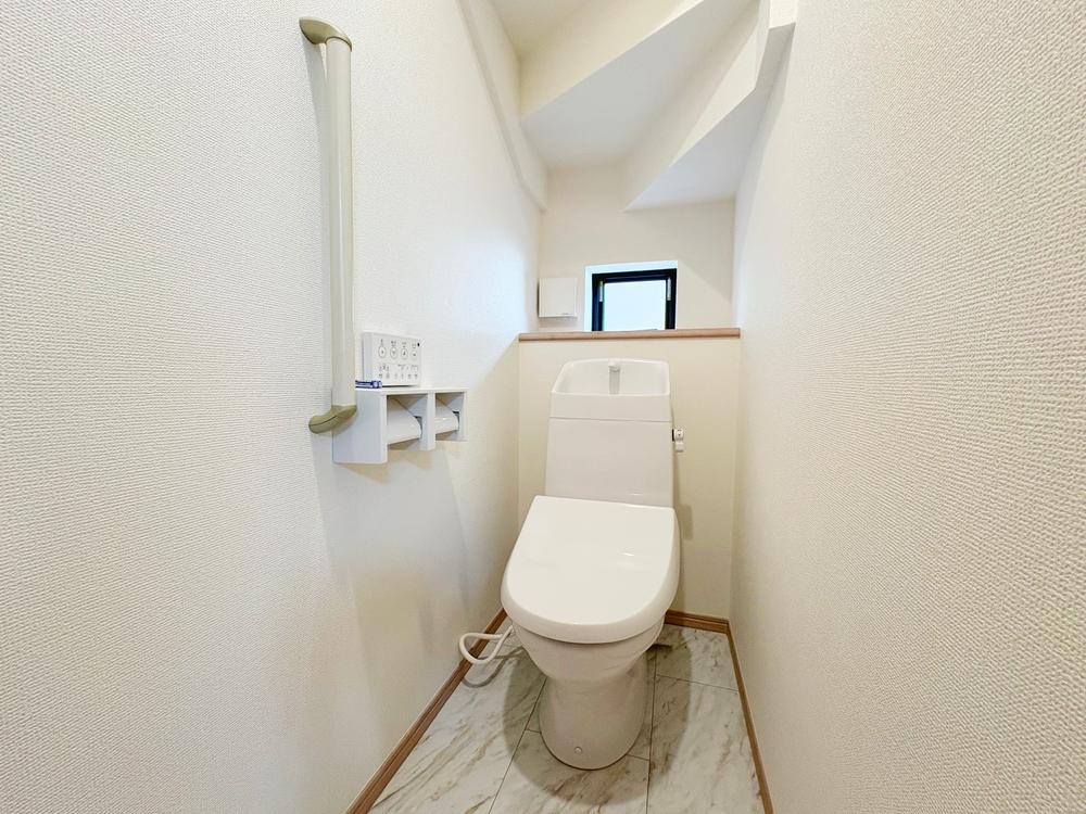 【Heartfull Town】小平市小川東町2602番のトイレ|各階にトイレがあるので、朝慌ただしい時間帯に混む心配が減ります。わざわざトイレのために階段を昇り降りをせずに済みます。