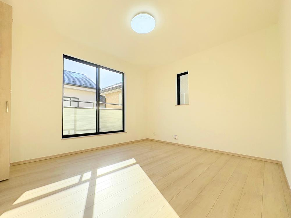 【Heartfull Town】小平市小川東町2602番の洋室|全居室2面採光のプラン！陽光が差し込みやすく、居室を明るく暖かな空間にしてくれます。