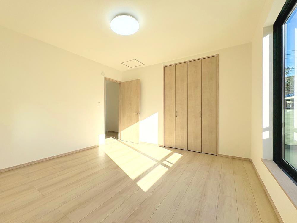 【Heartfull Town】小平市小川東町2602番の洋室|全居室に収納スペースが備わっており、収納豊富で部屋をスッキリと快適に利用することができます。
