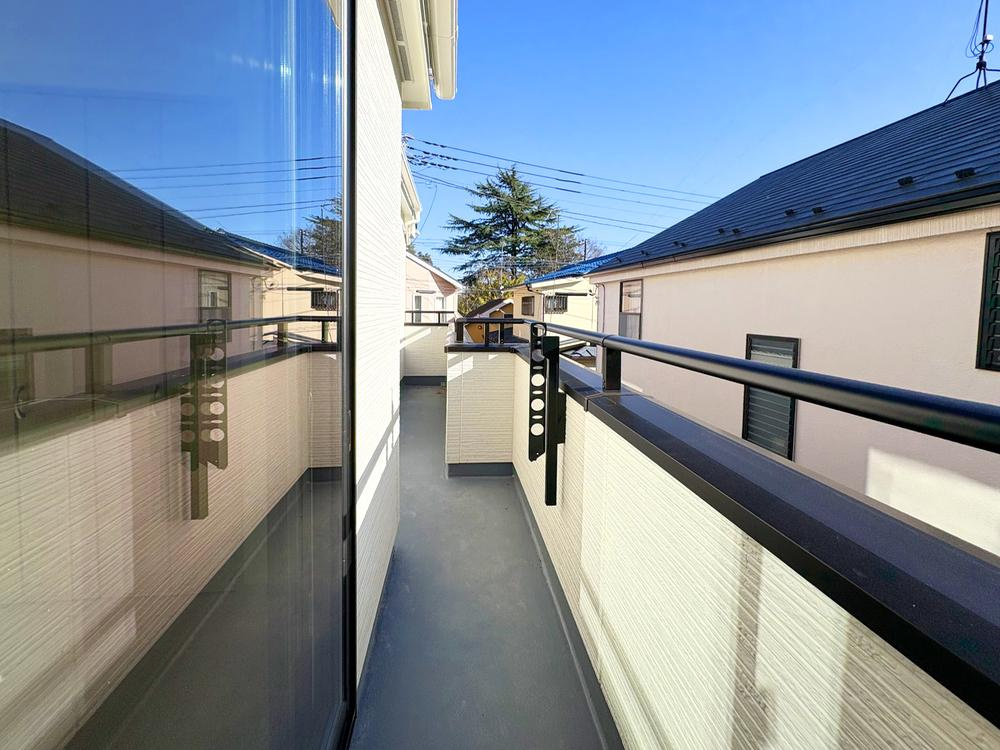 【Heartfull Town】小平市小川東町2602番のバルコニー|日中の太陽光を取り入れやすいため、部屋が暖かくなり、暖房の使用が減る可能性があります。エネルギー効率が向上することで、光熱費の節約にもなります。