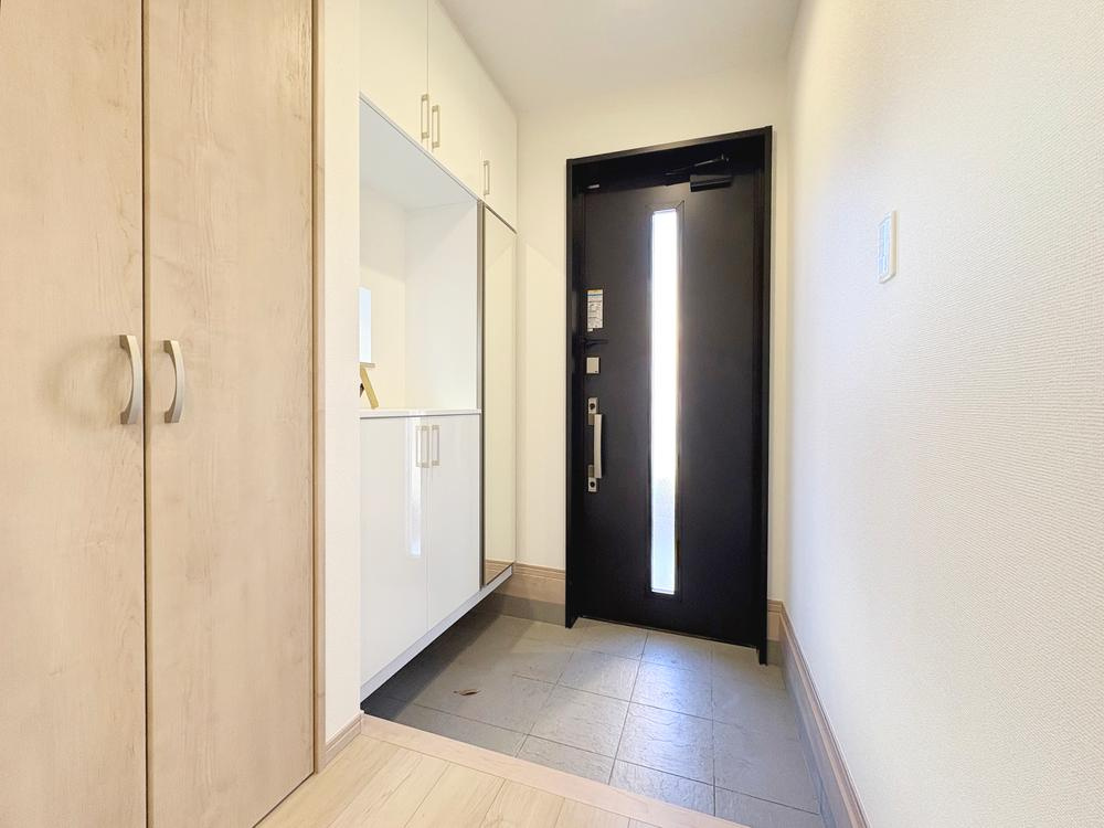 【Heartfull Town】小平市小川東町2602番の玄関|コの字型シューズボックスが備わっている玄関。立面鏡も付いており、お出掛け前に髪型や服装をチェックすることができます。