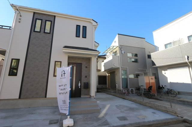 【Heartfull Town】小平市小川東町2602番の外観|カースペースは車種により２台分！前面道路は車通りが少ないため、駐車の際にも慌てることがなく安心です♪