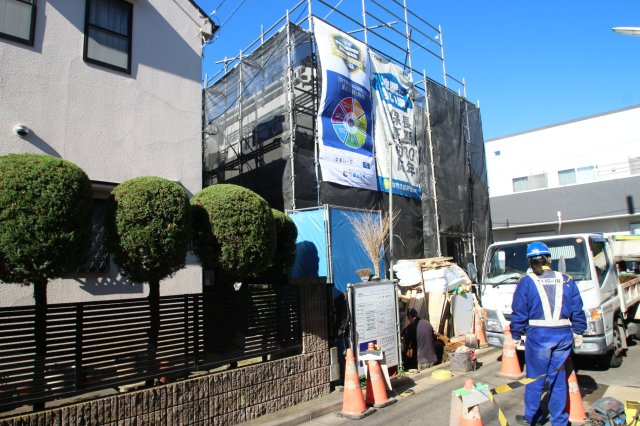 【Heartfull Town】小平市小川東町2602番の外観|スーパーやコンビニなど商業施設は徒歩7分圏内にあり、日々のお買い物や休日のまとめ買いなども行き来しやすい距離で便利な住環境です。
