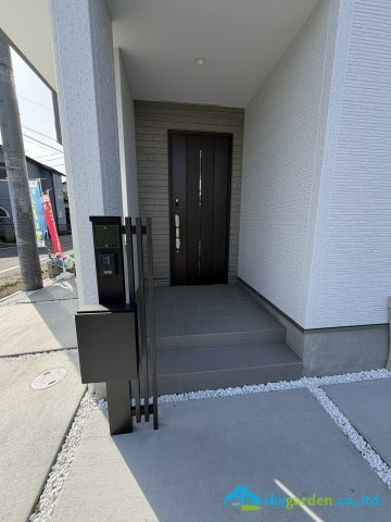 大磯町東小磯2期　新築戸建　全2棟2号棟の玄関