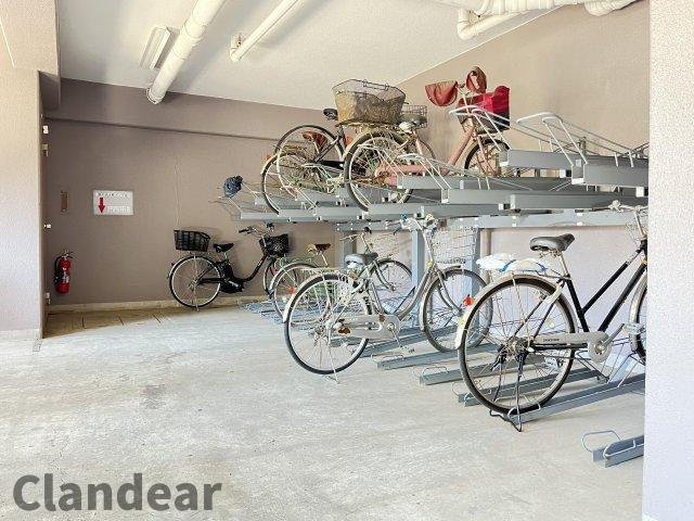 フェイム小岩レジデンスタワーの駐輪場|ドキドキの新生活も、安心してスタート。ぴったりの住まいを見つけませんか？クランディアが一緒に住まい選びをサポートします‼　まずは、お気軽にお問合せください　＃クランディア