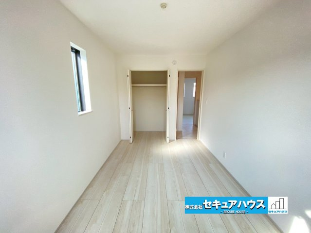 【同施工物件ご案内可能】刈谷市荒井町2丁目　全2棟の内観：施工例|【洋室イメージ】
◆家族一人ひとりの大切なプライベート空間。趣味に合わせて使って頂けるようシンプルに仕上げてあります。暮らし心地を大きく左右する収納を、適材適所に配置し使い勝手を考慮しました。　