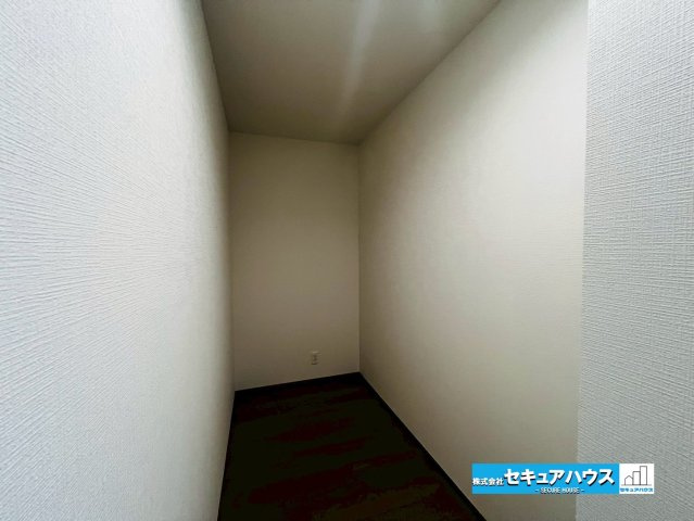 【本日ご案内可能】刈谷市荒井町2丁目　全2棟の収納|【パントリー】
◆パントリー付きのキッチンです。飲み物やお菓子のストック等をできるスペースです。自分好みで棚を設置したりレイアウトできるのが魅力です。レイアウトを考える時間も楽しみになります。　　　　