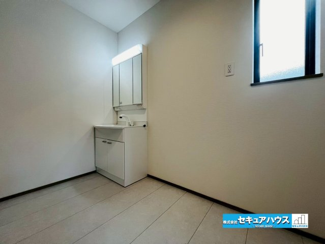 【本日ご案内可能】刈谷市荒井町2丁目　全2棟の独立洗面台|【洗面台】
◆鏡の裏にはたっぷりと収納スペースを標準装備！
◆電源を付属しているのでドライヤーなど利用できます。
◆広々とした設計の為洗面台と洗濯機の間にタオルを置く棚を設置することも可能です。　　　
