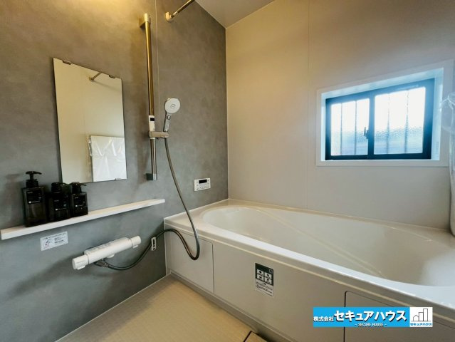 【本日ご案内可能】刈谷市荒井町2丁目　全2棟の浴室|【浴室】
◆アクセントパネルで落ち着きのある雰囲気を演出します。毎日の疲れを癒やすバスタイムをお楽しみ下さい！
◆窓付きで、カビの繁殖を抑える効果があります。
◆追い炊き機能を備えたオートバスです。　