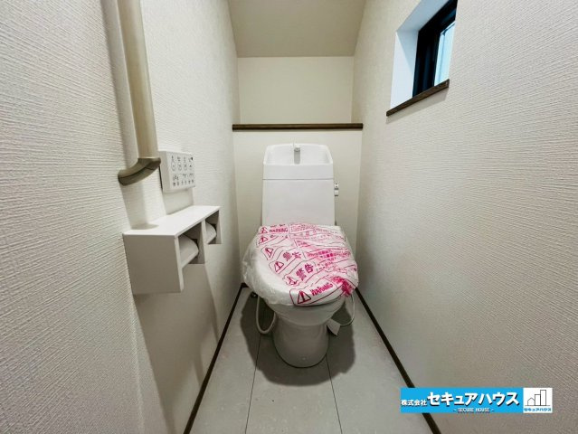 【本日ご案内可能】刈谷市荒井町2丁目　全2棟のトイレ|【高機能トイレ】
◆高機能トイレの多くは便器のフタの開閉が自動であり、使用後に手動で水を流す面倒もなく非常に便利です。スタイリッシュな見た目で、お掃除しやすく、節水効果が高いです。　　　　　　　　　　
