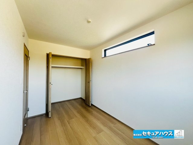 【本日ご案内可能】刈谷市荒井町2丁目　全2棟の洋室|【洋室5帖】
◆2面採光×全居室南向きのため陽当たり良好です。
◆各居室ごとに収納クローゼットがあるため、お洋服や荷物を収納できます。　　　　　　　　　　　　　　　　　　　　　　　　　　　　　　　　　
