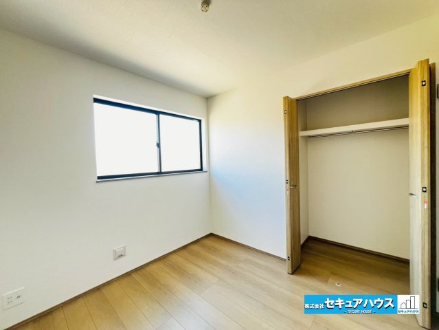 【本日ご案内可能】刈谷市荒井町2丁目　全2棟の洋室|【納戸4.5帖】
◆クローゼット付きの納戸のため、お子様のお部屋など1つの居室として利用することができます。
◆2階に4部屋で1人ずつお部屋を持つことも可能のため嬉しい設計です♪　　　　　　　　　　　