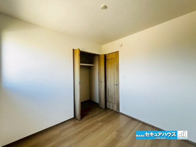 【本日ご案内可能】刈谷市荒井町2丁目　全2棟の洋室|【洋室5.62帖】
◆家族一人ひとりの大切なプライベート空間。趣味に合わせて使って頂けるようシンプルに仕上げてあります。暮らし心地を大きく左右する収納を、適材適所に配置し使い勝手を考慮しました。　　　