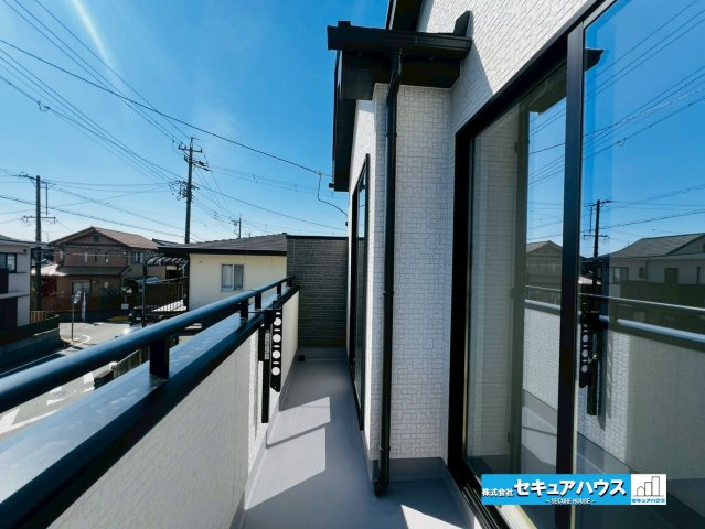 【本日ご案内可能】刈谷市荒井町2丁目　全2棟のバルコニー|【バルコニー】
◆見晴らしもよく、太陽の温かな温もりをめいっぱい受け止めてくれます。
太陽の光と爽やかな風を受けたお洗濯物はあっという間に乾き、取りこむ時には太陽の匂いを感じられそうですね。　　　　　