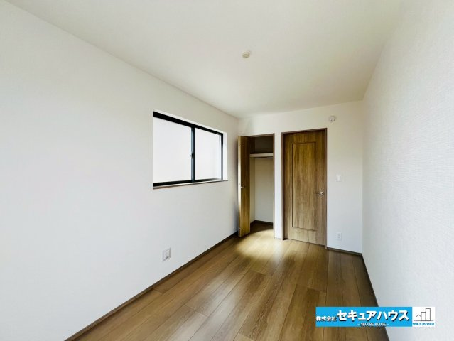 【本日ご案内可能】刈谷市荒井町2丁目　全2棟の洋室|【洋室5.2帖】
◆お子様のお部屋や来客時の宿泊室、趣味のお部屋としてもご利用いただけます♪
◆全居室に収納付きの為各居室ごとにお洋服や荷物を収納することが可能！　
◆白基調の為家具も選びやすいです。