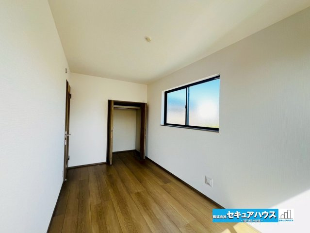 【本日ご案内可能】刈谷市荒井町2丁目　全2棟の洋室|【洋室6.25帖】
◆広々とした居住空間は日々の暮らしを彩り、心のやすらぎと満足感を与えてくれます。通風と採光を考慮した設計は子供たちはのびのび育ち、家族でくつろぎと団らんを生み出します。　　　　　　