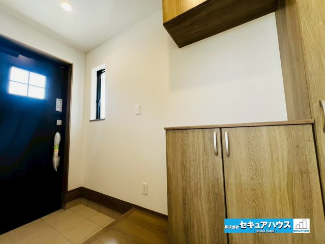 【本日ご案内可能】刈谷市荒井町2丁目　全2棟の玄関|【玄関】
◆採光・通風にも配慮された設計で毎日明るい空間をキープします♪
◆収納力の高いシューズクローク付きです。玄関周りがスッキリと片付きます。
◆ダブルロックキーで防犯面も安心です。　　　　　　　