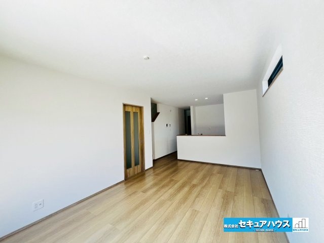 【本日ご案内可能】刈谷市荒井町2丁目　全2棟の居間・リビング|【LDK19.51帖】
◆南向き×2面採光で陽当たり、通風共に良好です。
◆広々19帖の長方形のリビングのため大きなソファーやTVも置くことが出来ます♪　　　　　　　　　　　　　　　　　　　　　　　　