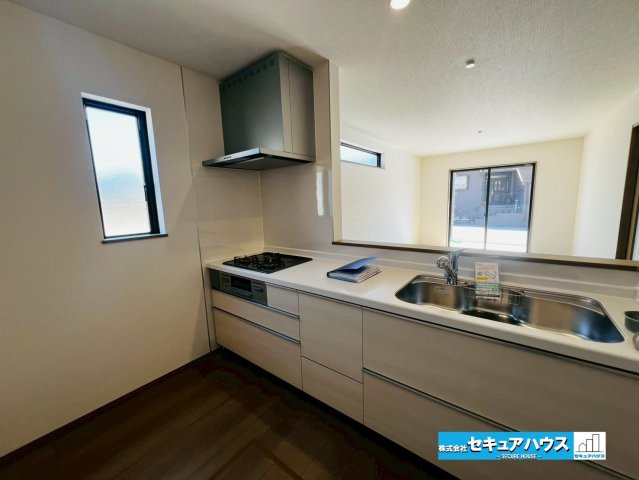 【本日ご案内可能】刈谷市荒井町2丁目　全2棟のキッチン|【キッチン】
◆対面式キッチンの為、リビングで遊ぶお子様の様子やテレビを見ながら料理することができます。
◆キッチンの窓は調理中のニオイや煙、熱気を効率的に排出できる高い換気能力があります。　　　　　